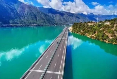 中國(guó)顏值最高的'高速公路'，風(fēng)景勝過(guò)瑞士，網(wǎng)友 自駕嗨翻天！